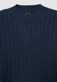 Marineblauer Pullover mit geripptem Rundhalsausschnitt und Zopfmuster, aus weichem Material mit auffälligen, erhabenen Mustern gefertigt.