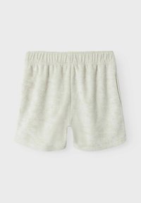 Bløde, lysegrønne shorts lavet af plysch stof, med en elastisk talje og en afslappet pasform. Ingen synlige lommer er vist.