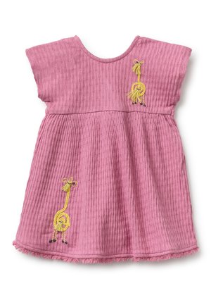 Robe bébé rose texturée à manches courtes avec deux petites girafes jaunes brodées et un ourlet à franges.