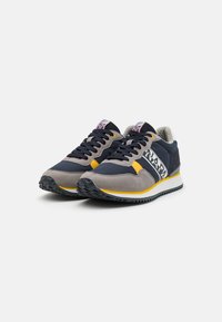 Sneakers sportivi navy e grigi con dettagli gialli e suole testurizzate. Presentano chiusura con lacci e striscia laterale con marchio. Materiale superiore liscio.