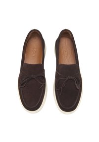 Dunkelbraune Wildlederschlupfschuhe mit runder Spitze, gebundenen Schnürsenkeln an der Vorderseite und einer kontrastierenden weißen Gummisohle. Weiches Lederinnere.
