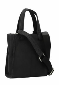 Schwarzlederne Handtasche mit doppelten Griffen, abnehmbarem Schulterriemen, Reißverschluss und flachem Boden. Mit geprägtem Logo am Riemen.