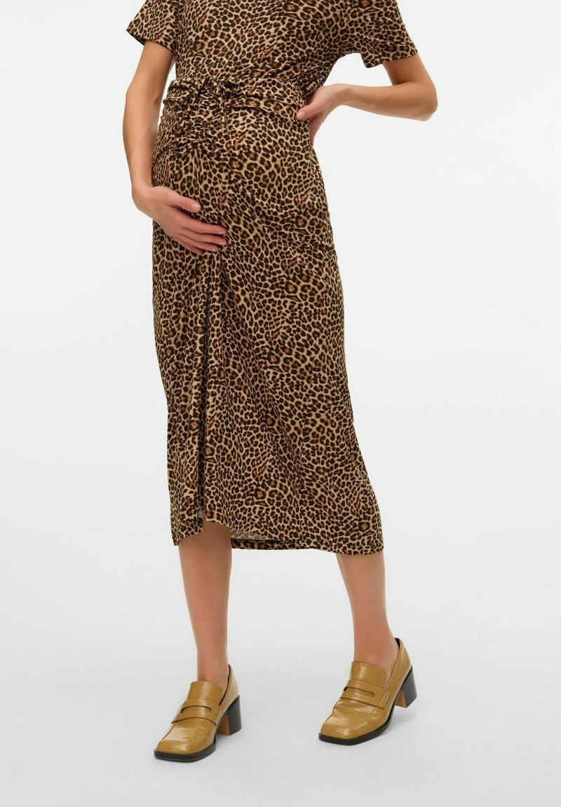 Vestido de estampado de leopardo con cintura fruncida y mangas cortas, hecho de un tejido ligero; combinado con zapatos de tacón cuadrado en tono beige.