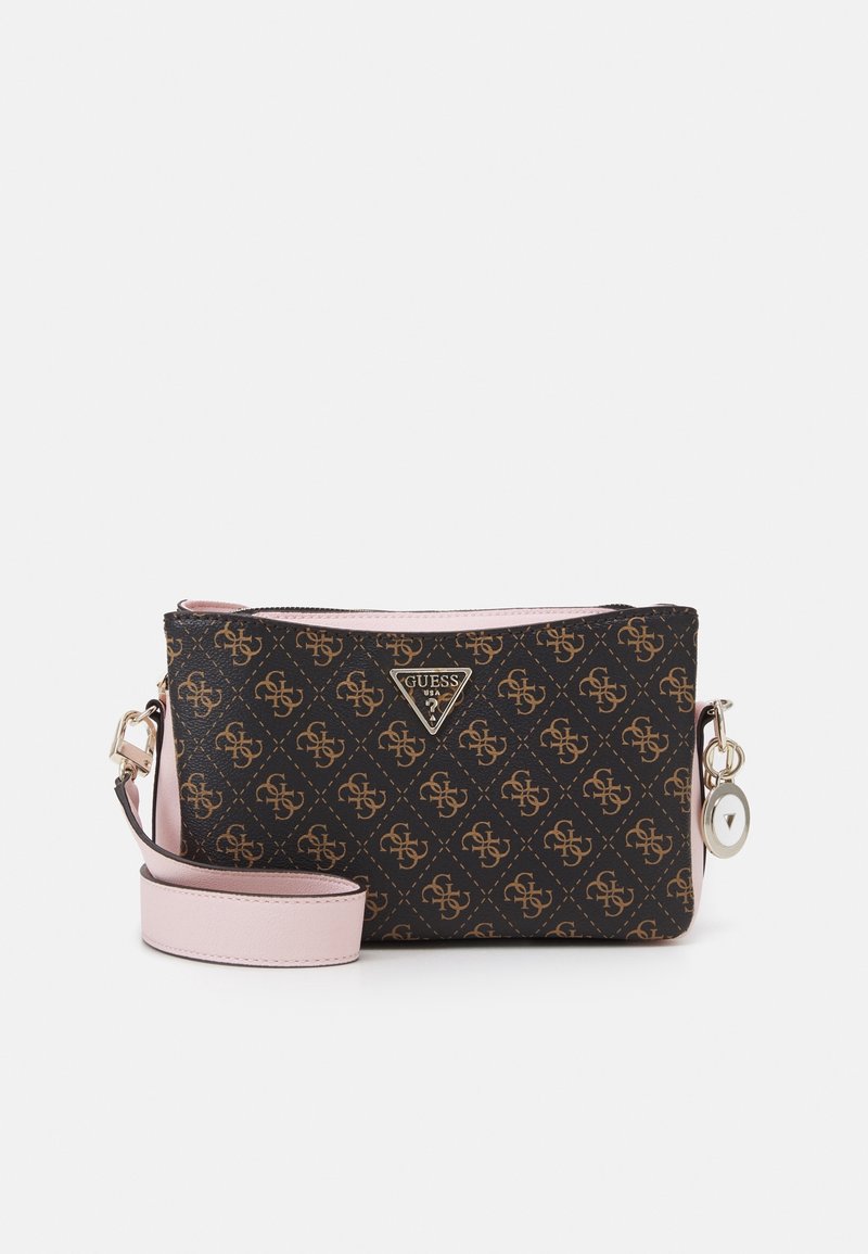 Malá černá a hnědá vzorovaná crossbody taška Guess s růžovým nastavitelem a stříbrným kulatým přívěskem na bočním zipu.