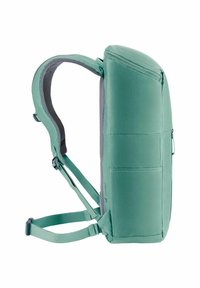 Zaino verde slouchy con spallacci imbottiti, fodera interna in rete grigia, tasca laterale con zip e cinghie regolabili per il petto e la vita.
