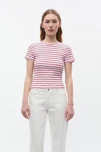 Baumwoll-T-Shirt mit kurzen Ärmeln und Rundhalsausschnitt in rot-weißen horizontalen Streifen. Kombiniert mit weißen High-Waist-Jeans. Einfaches Design.
