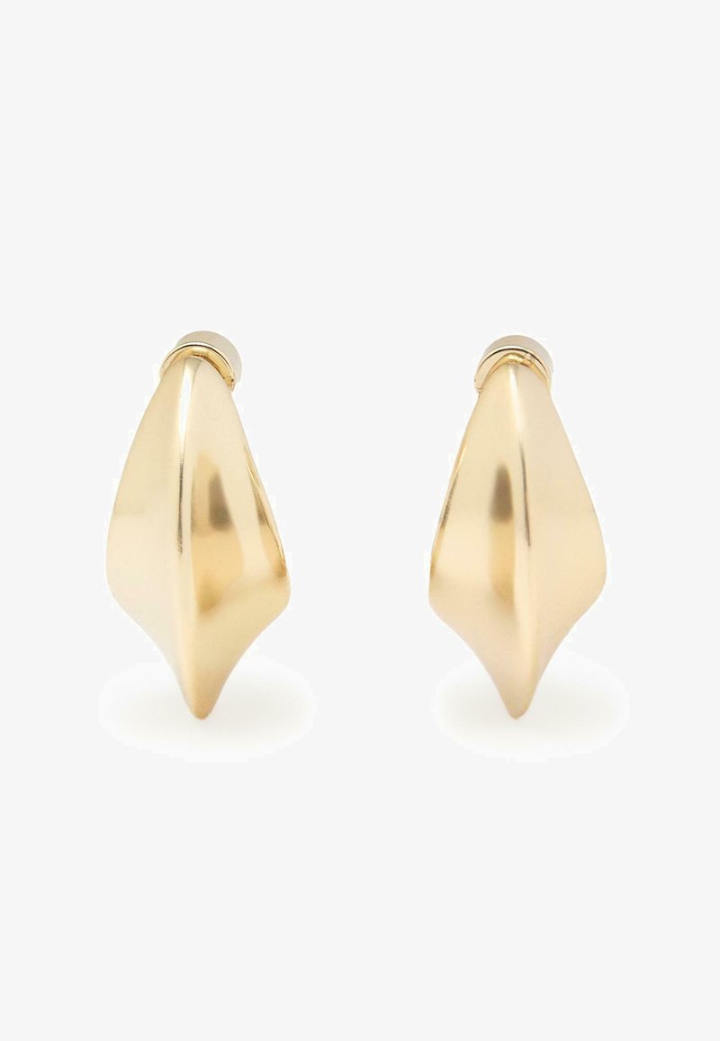 Boucles d'oreilles en métal doré poli avec une forme moderne de goutte facettée et attaches clous sur fond blanc.