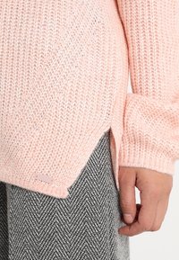 QS Sweter