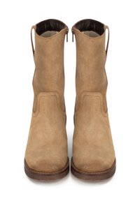 Botas de tobillo de ante color tostado con una textura suave, cierre de cremallera y un tacón bajo apilado. Presentan costuras sutiles a lo largo de los bordes.