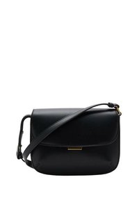 Borsa a tracolla in pelle nera con chiusura a pattina e tracolla regolabile, caratterizzata da un piccolo accento rettangolare dorato.