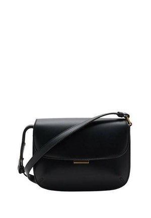 Borsa a tracolla in pelle nera con chiusura a pattina e tracolla regolabile, caratterizzata da un piccolo accento rettangolare dorato.