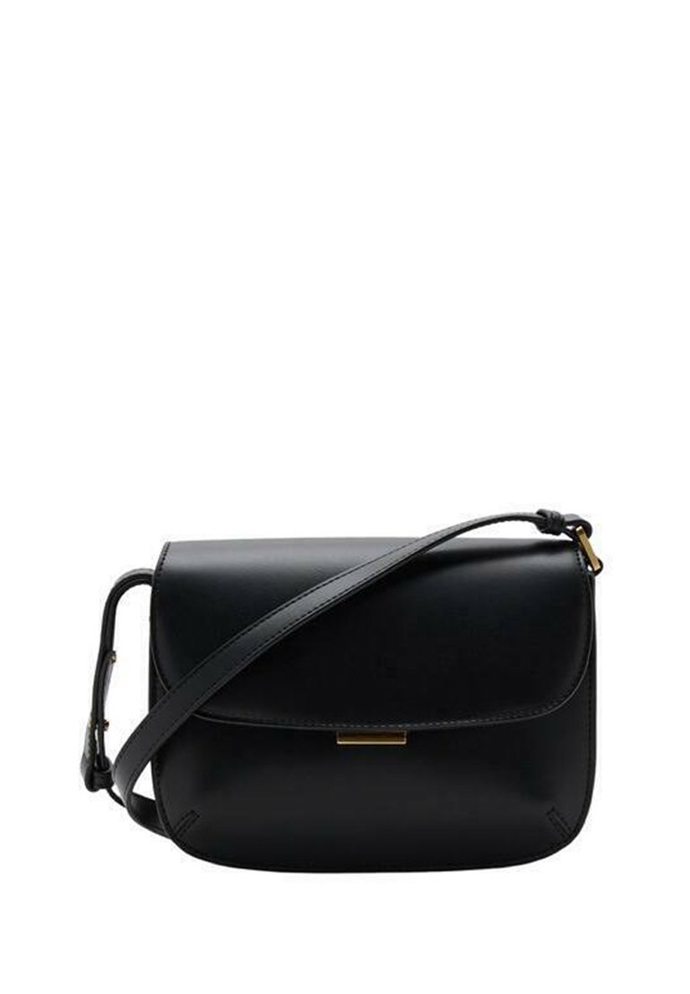Borsa a tracolla in pelle nera con chiusura a pattina e tracolla regolabile, caratterizzata da un piccolo accento rettangolare dorato.