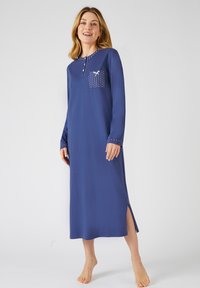 Nottata a maniche lunghe, lunghezza al ginocchio, in tessuto blu scuro uniforme, con collo con bottoni, spacco laterale e una tasca con accenti a pois bianchi.