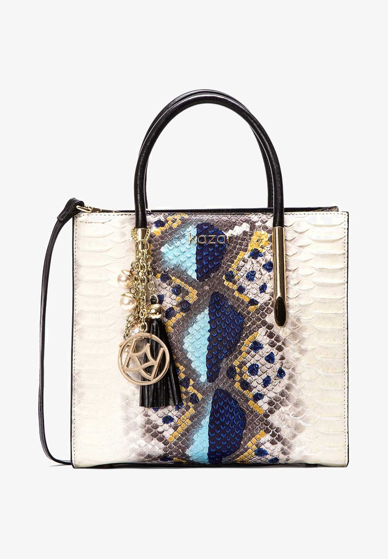 Sac en bandoulière en cuir de serpent texturé dans des nuances de blanc, bleu et or. Il présente un pendentif amovible avec un gland noir et des éléments décoratifs.