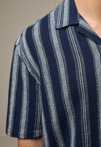 Next TEXTURED STRIPE SHORT SLEEVE   - Vapaa-ajan kauluspaita - navy blue