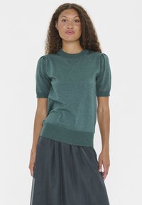 Zelena pletena kratka majica s kratkimi rokavi in krožnim izrezom ter rebrastim robom, z rahlo ohlapnim krojem in naborki na rokavih.