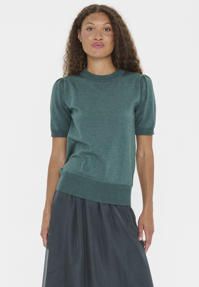 Zelena pletena kratka majica s kratkimi rokavi in krožnim izrezom ter rebrastim robom, z rahlo ohlapnim krojem in naborki na rokavih.