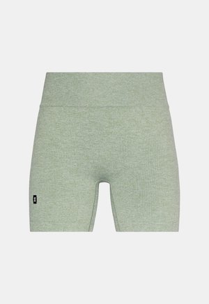 Pantaloni scurți de biker fără cusături, tricot cu nervuri, de culoare verde deschis, cu talie înaltă și o etichetă mică neagră cu logo pe piciorul stâng.