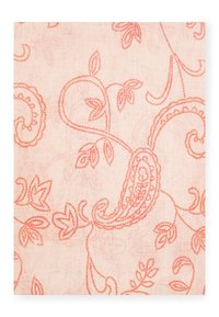 Lichtroze stof met roest-oranje paisley- en bloemborduursels, gekenmerkt door ingewikkelde gebogen vormen en gedetailleerde bladdesigns.