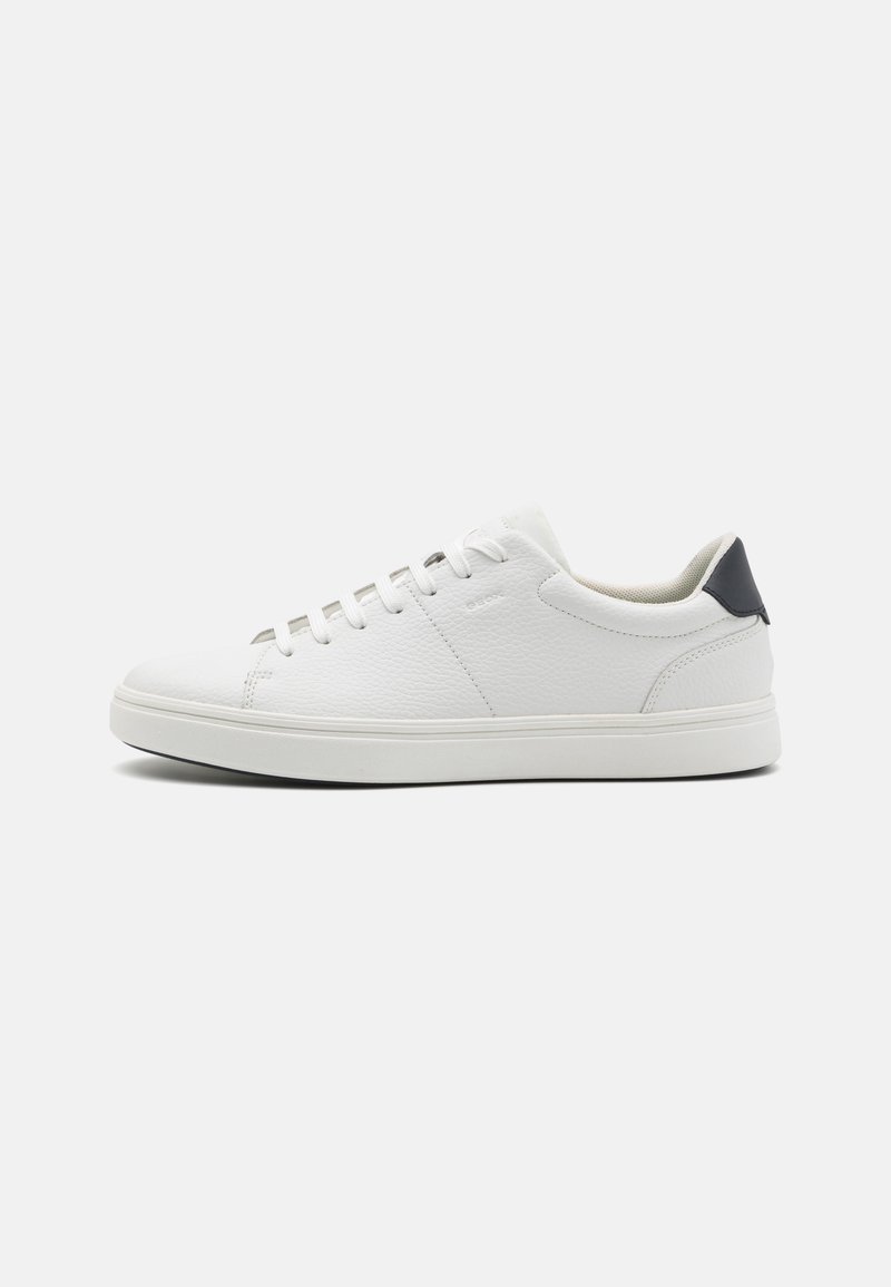 Baskets blanches en cuir texturé avec une semelle blanche, présentant des accents gris au niveau du talon et cinq paires d'œillets en métal pour les lacets.