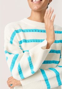 Weißer Strickpullover mit horizontalen türkisfarbenen Streifen. Verfügt über einen gerippten Rundhalsausschnitt und strukturierte Oberfläche. Glatte Bündchen.