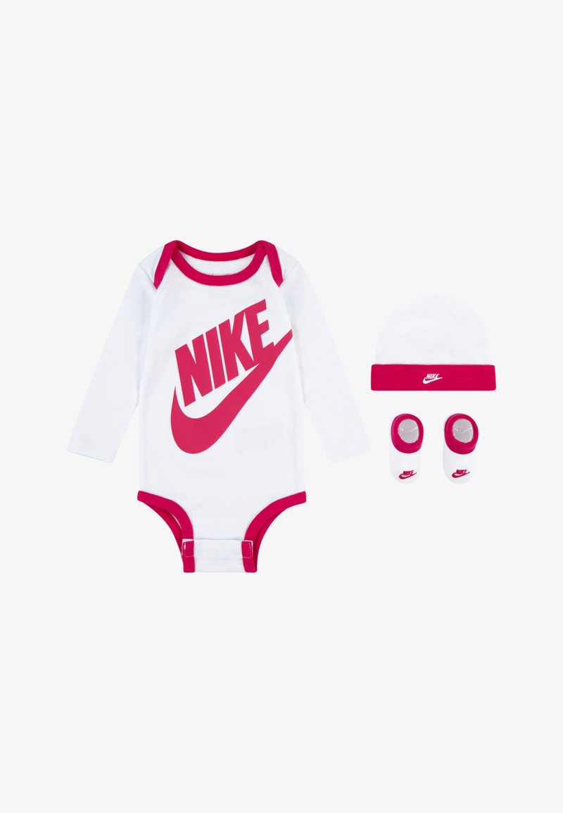 Balta ilgomis rankovėmis bodžio su rožiniu apvadu ir dideliu Nike logotipu, derinama su balta kepure su rožiniu apvadu ir atitinkamomis batukais.