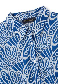 Camicia a maniche lunghe blu e bianca con un colletto, caratterizzata da un motivo paisley, bottoni e un'etichetta in tessuto che riporta la scritta "PIOMBO."