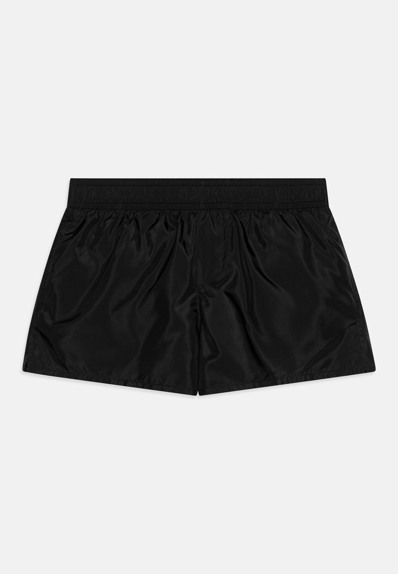 Svarte shortser laget av glatt, reflekterende stoff. Har elastisk midje og en løs passform, med sidelommer for bedre bevegelsesfrihet.
