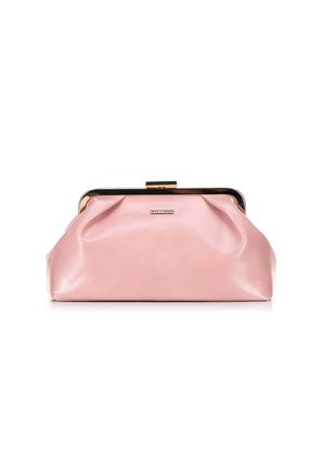 Clutch in pelle rosa chiaro con forma arrotondata, dettagli plissettati e chiusura con cornice in tonalità oro. Presenta una placca con logo sul davanti.