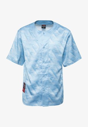 Hele sinine lühikeste varrukatega nööpidega särk siledast kangast, millel on peen korduv logo muster ja punane silt alumises osas.