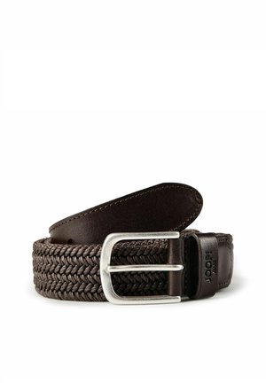 Cintura in pelle intrecciata marrone scuro con fibbia in metallo argentato e linguetta finale in pelle cucita con il marchio "JOOP!" impresso.