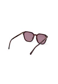 Occhiali da sole tartarugati marroni con lenti rosa, design della montatura angolare e tempie sottili. Presenta dettagli dorati vicino cerniera.
