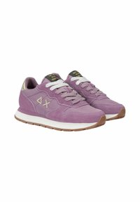 Sneaker lacci in suede violaceo chiaro con suole in gomma bianca. Presentano dettagli dorati e una superficie testurizzata. Logo sulla linguetta.