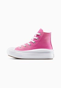 Baskets montantes en toile rose vif avec des lacets blancs, capuchon en caoutchouc et semelle compensée blanche. Présente des œillets en métal et une cheville rembourrée.