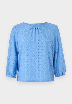 Svetlo modra bluzica s tremi četrtinami rokavov, teksturiran vzorec v obliki diamanta in nabrana podrobnost na izrezu. Izdelana iz zračnega blaga.