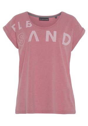 Camiseta rosa de manga corta con mangas enrolladas y grandes letras claras que forman "ELBSAND" en el pecho y el hombro.