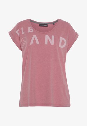 Camiseta rosa de manga corta con mangas enrolladas y grandes letras claras que forman "ELBSAND" en el pecho y el hombro.