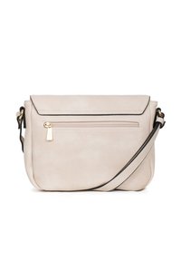 Borsa a tracolla in pelle beige con pattina pieghevole, cinturino singolo e tasca frontale con zip e dettagli in oro.
