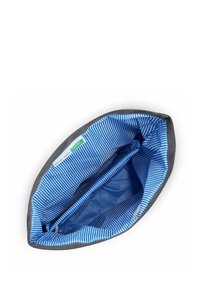 Bolsa de tela gris con un interior a rayas azules y blancas, que cuenta con un solo compartimento y una etiqueta. Textura suave, forma ovalada.