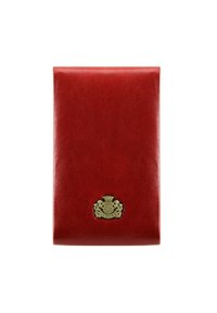 Portafoglio in pelle rossa con una texture liscia, dotato di un emblema dorato nella parte anteriore. Forma rettangolare con angoli arrotondati.