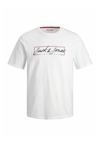 Hvid bomulds t-shirt med rund halsudskæring. Har navy og rød "Jack & Jones" logo samt teksten "SINCE 1990" i kursiv og blokbogstaver.