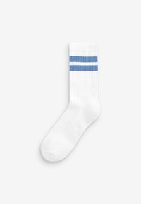 Chaussette blanche en tissu côtelé avec deux bandes horizontales bleues près du haut. Elle dispose d'un renfort au niveau des orteils et du talon pour plus de durabilité.