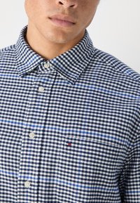 Tommy Hilfiger BRUSHED GINGHAM OVERCHECK SHIRT - Majica - carbon navy/multi