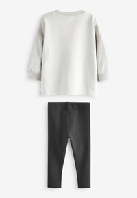 Hellgrauer Sweatshirt mit langen Ärmeln und gerippten Bündchen, kombiniert mit schwarzen gerippten Leggings. Einfaches, komfortables Design für die Freizeit.