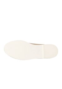 Schoeneninlegzool met een glad, witte rubberen oppervlakte; voorzien van een licht getextureerd patroon en een merkimprint nabij de hak.