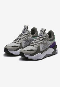 Scarpe sportive grigie con una combinazione di materiali in rete e sintetici, con accenti viola e verde sui lati e sul tallone.