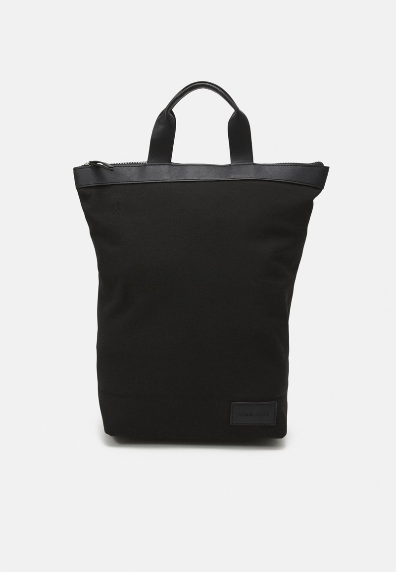 Sac à dos en toile noire avec un design structuré, des accents en cuir en haut, deux poignées de transport et une fermeture éclair.