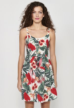 Bloemige jurk met rode en gele bloemen op een witte achtergrond. A-lijn snit, verstelbare bandjes, knoopdetails aan de voorkant.