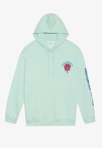 Ljusblå huvtröja med framficka, rosa droppande leende ansikte och japansk text på bröstet, samt blå-rosafärgad text på höger ärm.