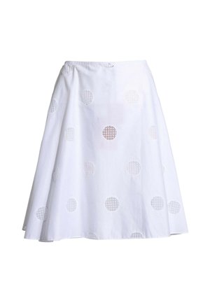 Falda blanca hasta la rodilla con forma acampanada y patrones de cortes redondos bordados distribuidos uniformemente sobre la tela.